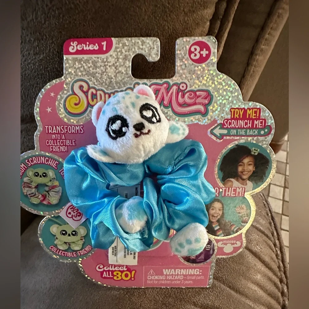 ☀️ 3/$10 white kitty blue scrunchie to friend ( see description)